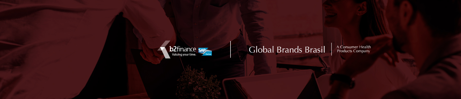 Banner em fundo vermelho escuro com os logos das empresas SAP e Global Brands Brasil