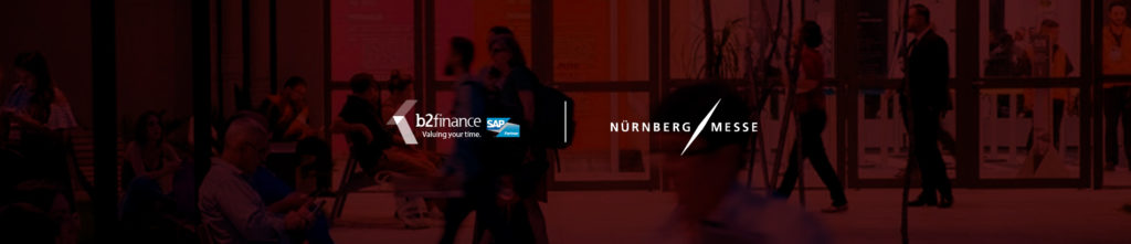Banner em fundo vermelho escuro com os logos das empresas SAP e NürnbergMesse Brasil