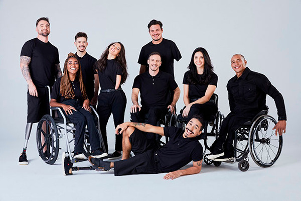Foto de pessoas com diversos tipos de deficiência.